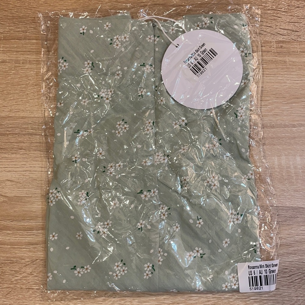 Green, floral detail mini skirt
